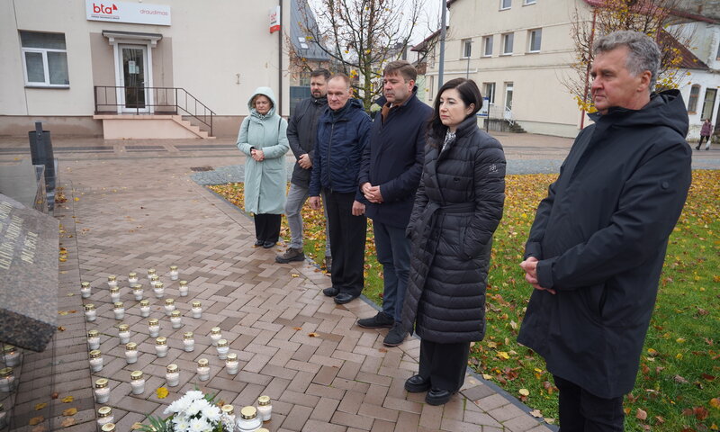 Kupiškio rajono savivaldybės atstovai uždegė atminimo žvakes