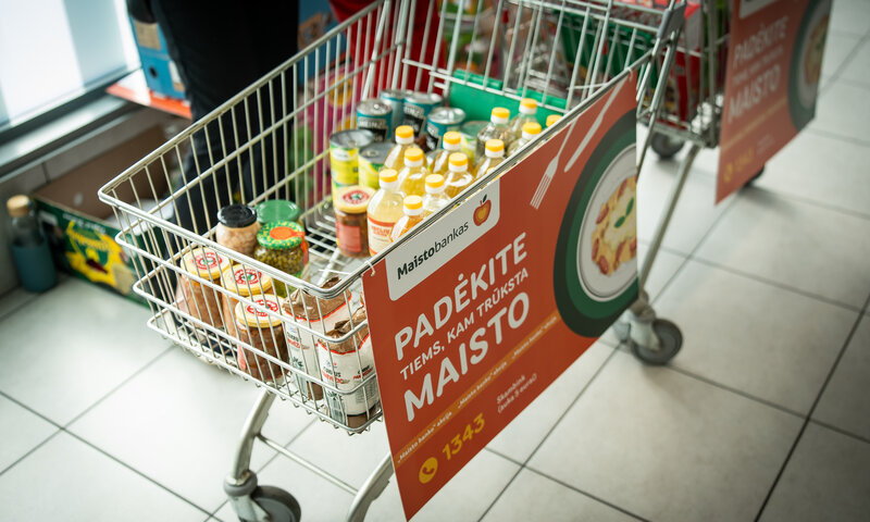 Tūkstančiai savanorių kviečia prisidėti: šį savaitgalį parduotuvėse vyks „Maisto banko“ akcija 