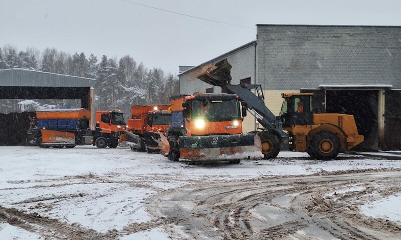 Daugiau nei 100 tūkstančių kilometrų: kelininkai dirba paromis, eismo sąlygos išlieka sudėtingos