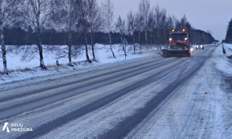 Kelininkai įspėja vairuotojus: keliuose galimas plikledis