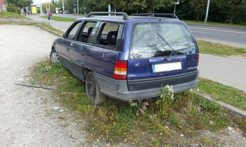 Nauja tvarka keičia žaidimo taisykles: kas laukia kiemuose apleistų automobilių 