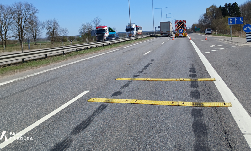 A1 kelyje vos išvengta eismo įvykio: kelininkai rodo, kaip suveikė saugos priemonės