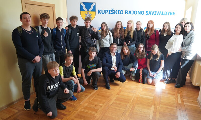 Savivaldybėje – jaunųjų kupiškėnų apsilankymas ir sveikinimai „Atliekų kultūra“ egzamino laureatams