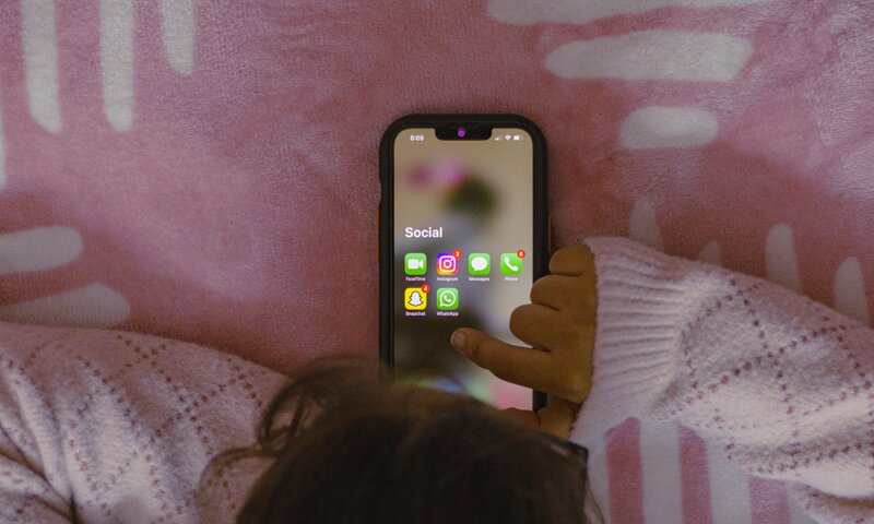 Telefonas vaikui: socialinis bilietas ar spąstai? Specialistai paaiškino, kur slypi didžiausios...