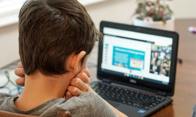Kova dėl jaunų protų: kaip apsaugoti vaikus nuo propagandos ir dezinformacijos?
