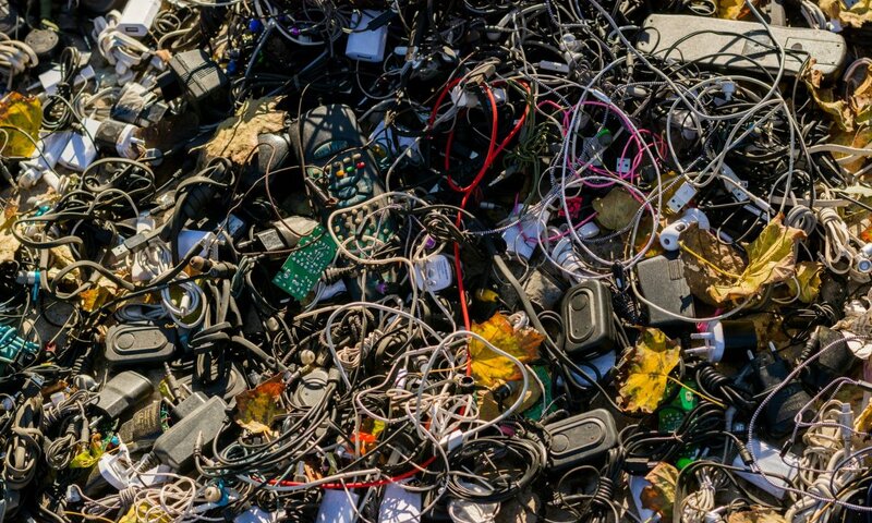 Perkame, panaudojame ir išmetame: kokią kainą iš tiesų mokame už „greitąją elektroniką“?