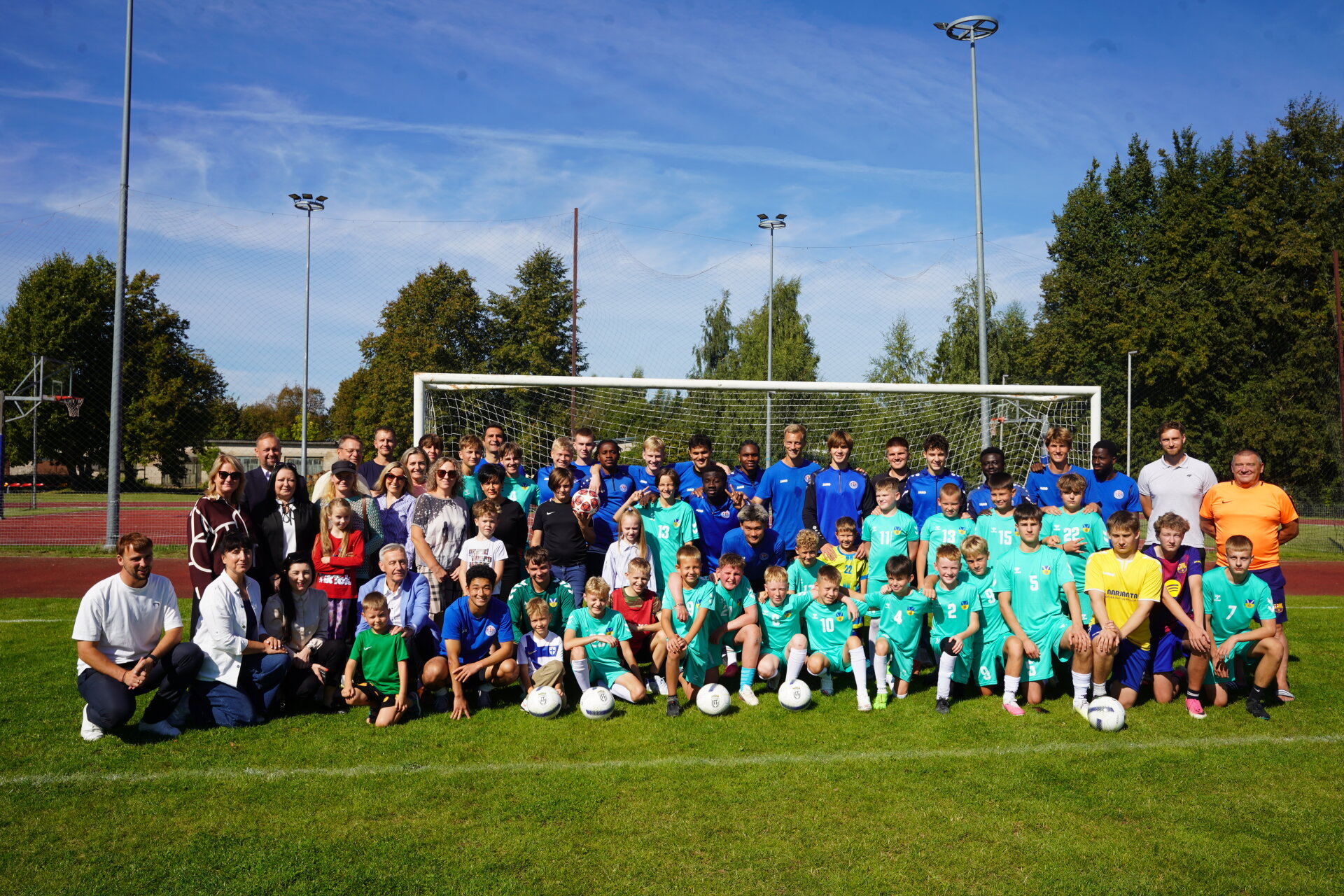 Paskutinę stovyklos „Futboliukas“ dieną – ypatinga dovana jauniesiems futbolininkams