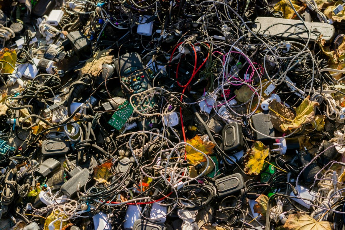 Perkame, panaudojame ir išmetame: kokią kainą iš tiesų mokame už „greitąją elektroniką“?